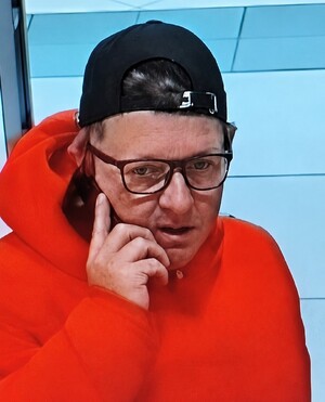 Zdjęcie przedstawia wizerunek sprawcy kradzieży sklepowej