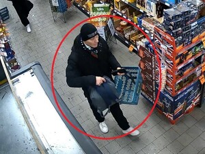 Zdjęcie przedstawia wizerunek sprawcy kradzieży