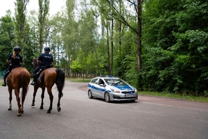 Zdjęcie przedstawia patrol konny