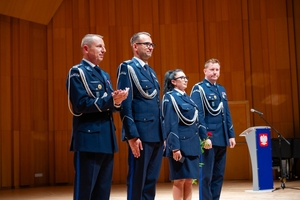 Zdjęcie przedstawia uroczystości Święta Policji - wręczanie mianowania, odznaczeń i wyróżnień