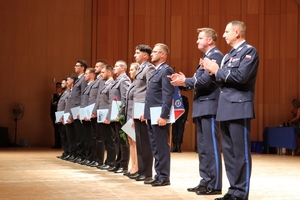 Zdjęcie przedstawia uroczystości Święta Policji - wręczanie mianowania, odznaczeń i wyróżnień