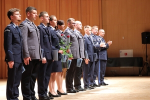 Zdjęcie przedstawia uroczystości Święta Policji - wręczanie mianowania, odznaczeń i wyróżnień