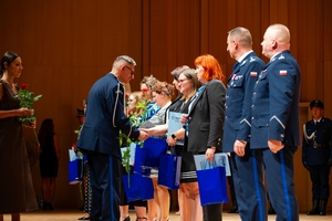 Zdjęcie przedstawia uroczystości Święta Policji - wręczanie mianowania, odznaczeń i wyróżnień