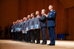 Zdjęcie przedstawia uroczystości Święta Policji - wręczanie mianowania, odznaczeń i wyróżnień
