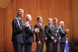 Zdjęcie przedstawia uroczystości Święta Policji - wręczanie mianowania, odznaczeń i wyróżnień