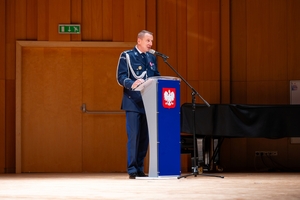 Zdjęcie przedstawia uroczystości Święta Policji - wręczanie mianowania, odznaczeń i wyróżnień