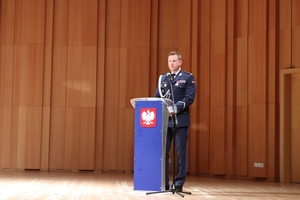 Zdjęcie przedstawia uroczystości Święta Policji - wręczanie mianowania, odznaczeń i wyróżnień