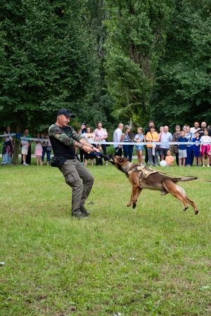 Zdjęcie przedstawia piknik rodzinny z okazji Święta Policji