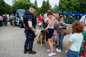 Zdjęcie przedstawia piknik rodzinny z okazji Święta Policji