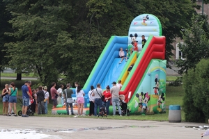 Zdjęcie przedstawia piknik rodzinny z okazji Święta Policji
