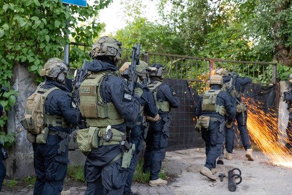 Zdjęcie przedstawia umundurowanych policjantów