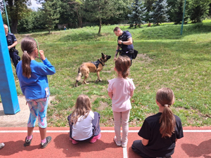Policjanci i dzieci podczas festynu.