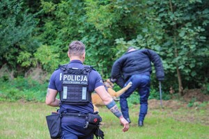 Zdjęcie przedstawia przewodnika psa służbowego z psem podczas pokazu.