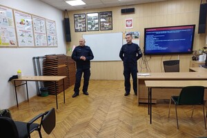 Umundurowani policjanci podczas zajęć w szkole w klasie.