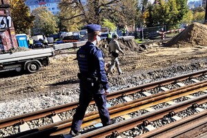 Funkcjonariusze znajdujący się na terenie kolejowym.