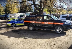 Oznakowane pojazdy policyjne oraz należące do Straży Ochrony Kolei.
