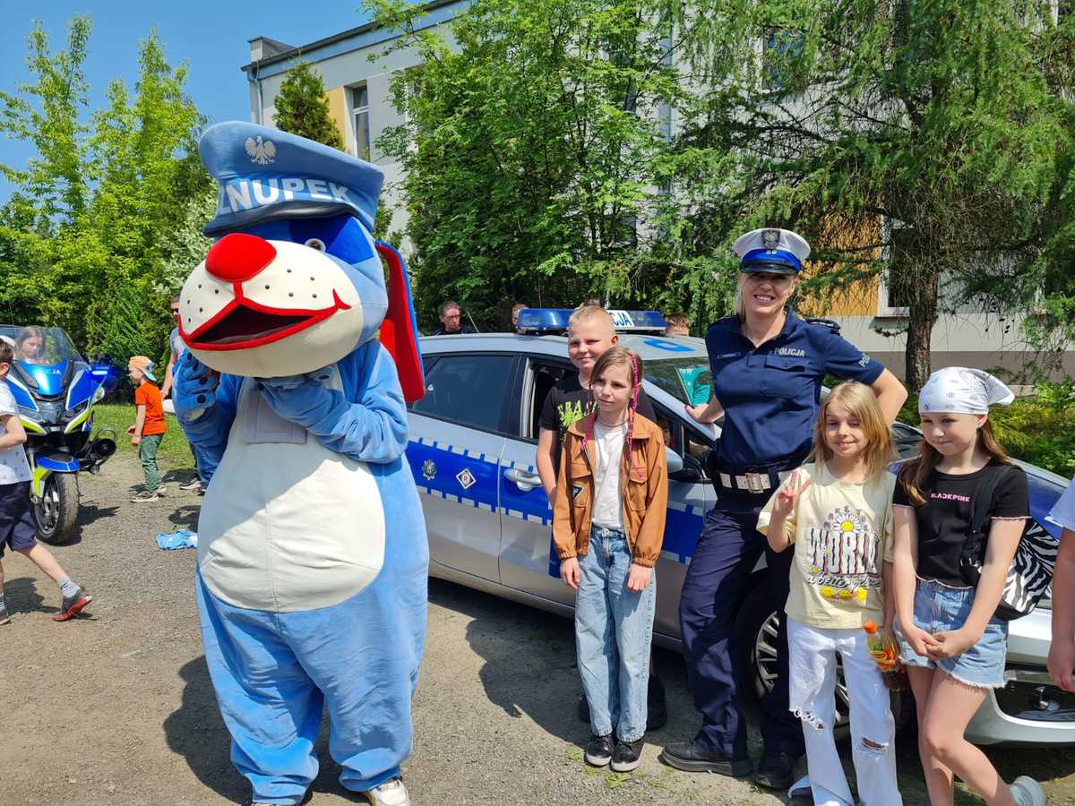 Policjanci Na Festynie Rodzinnym W Szkole Podstawowej Nr Akcje I Kampanie Spo Eczne