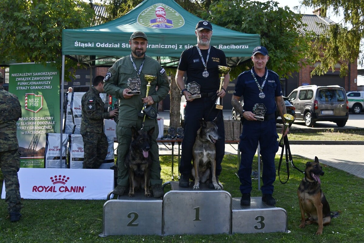Przewodnik z Sosnowca i pies Sago na podium zawodów kynologicznych